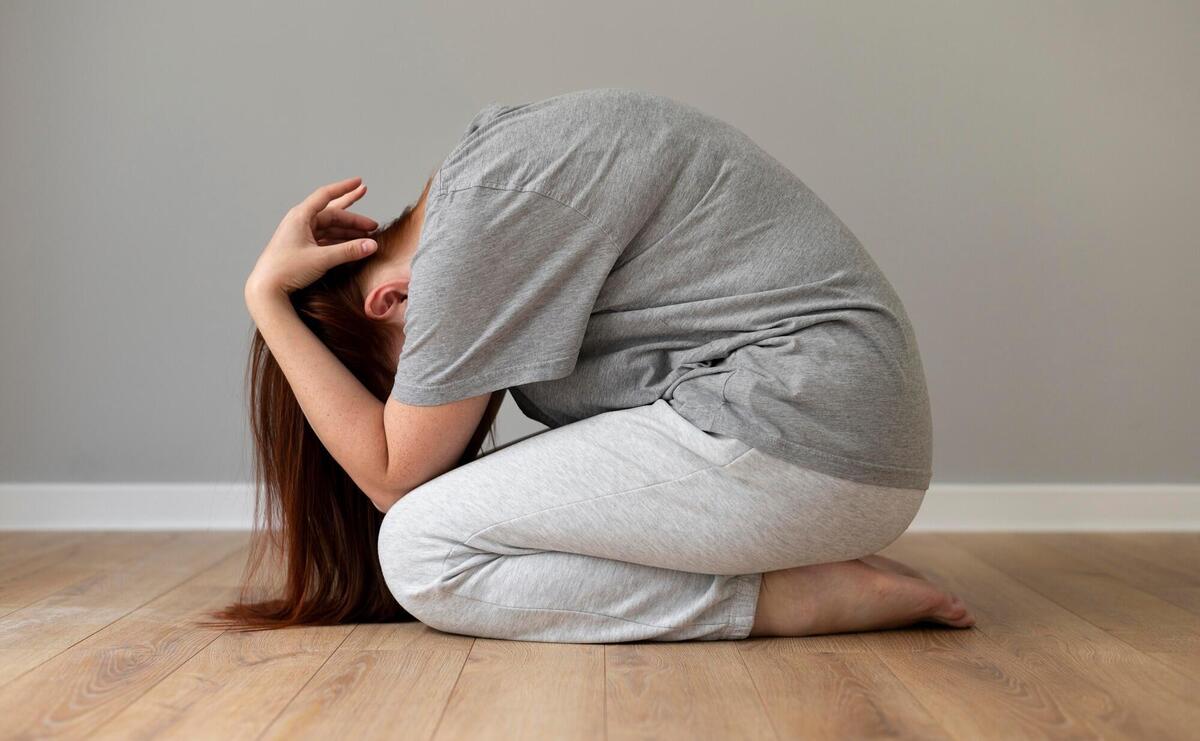 Full shot woman laying on floor