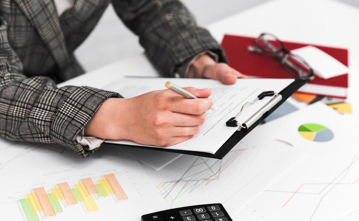 Business woman working in a office desktop