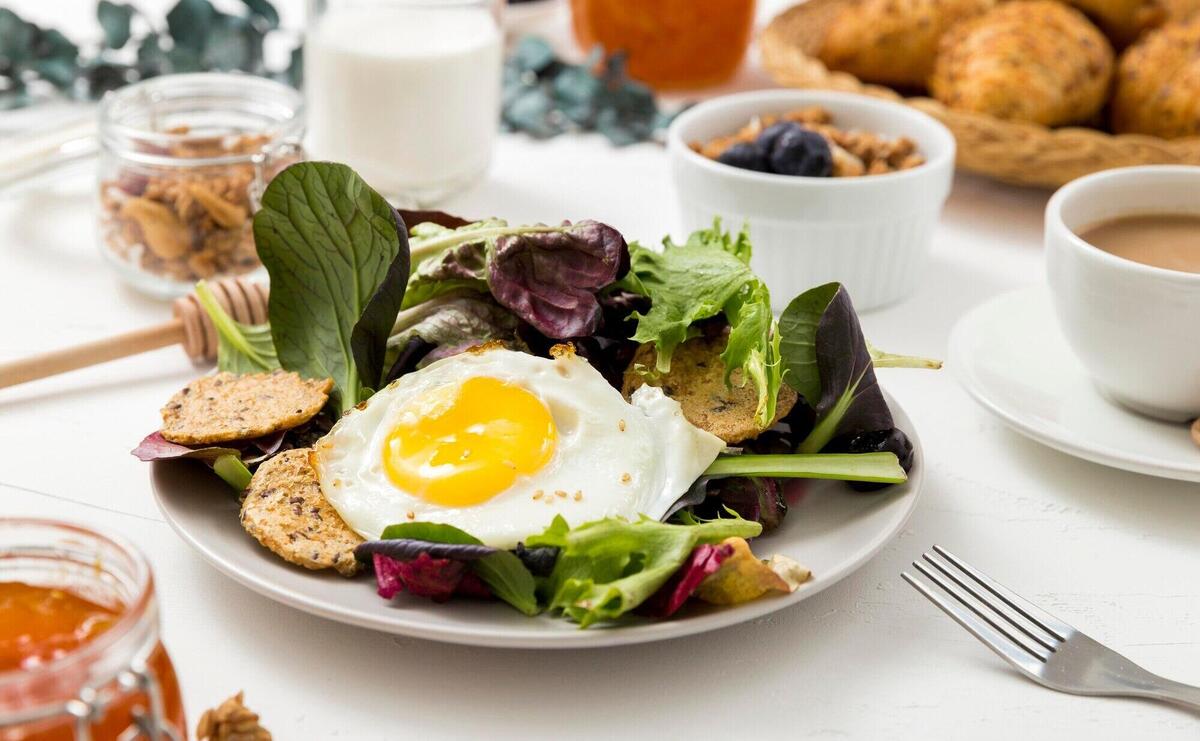 Close-up delicious breakfast with lettuce and egg